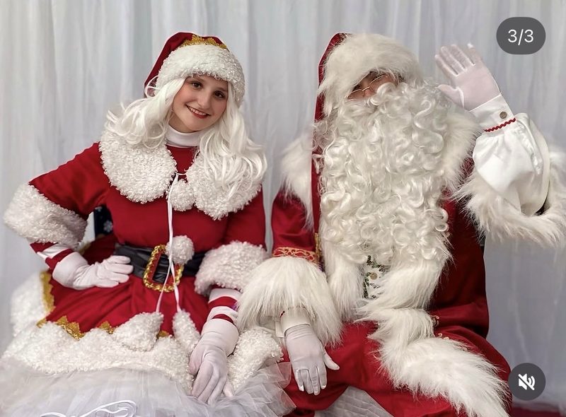 Mascotes do Pai Natal e Mãe Natal em sessão de fotografias