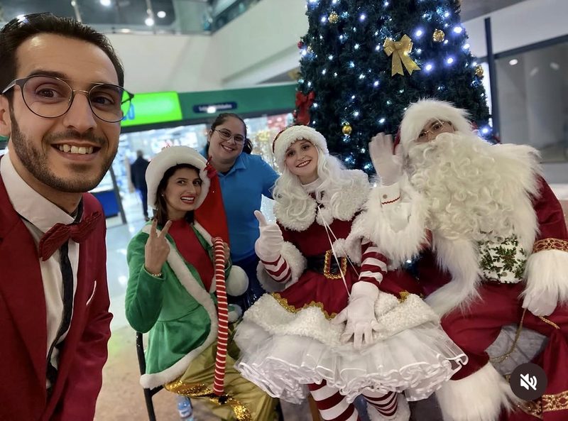 Mascotes do Pai Natal e Mãe Natal num evento de Natal num centro comercial