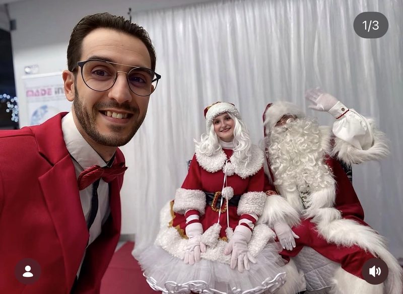 Sessão de fotografias com as mascotes do Pai Natal e Mãe Natal