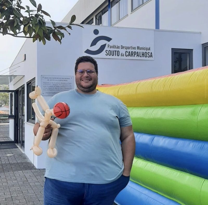 O nosso animador com um balão modelado durante uma festa num pavilhão