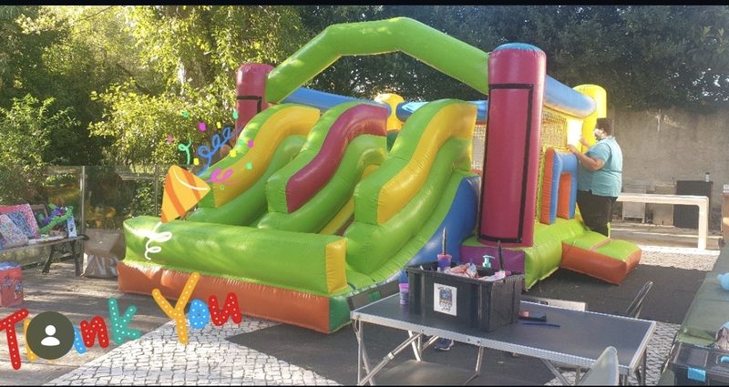 Insuflável grande montado num parque durante um evento ao ar livre