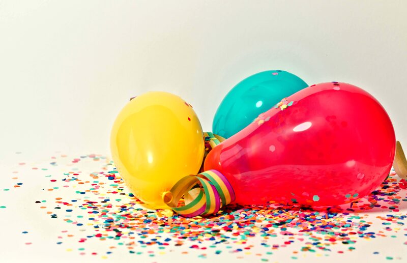 Balões coloridos e confetti preparados para uma festa