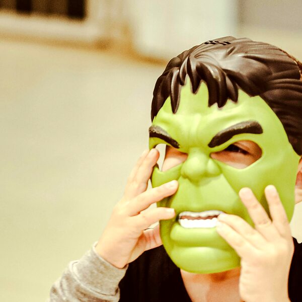 Mascote do Hulk em fato durante um evento