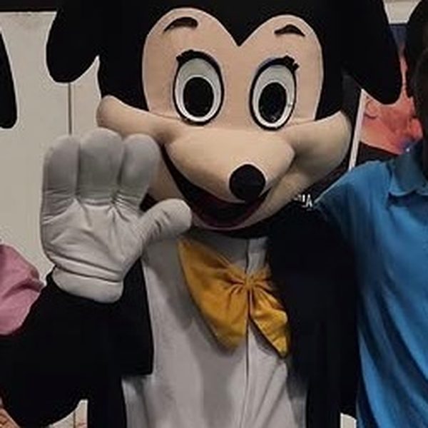 Mascote do Mickey em fato durante uma festa