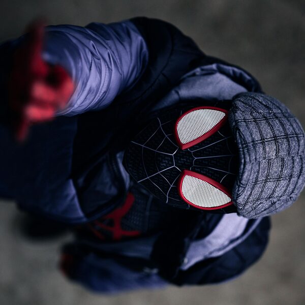 Mascote do Spider-Man em fato durante um evento