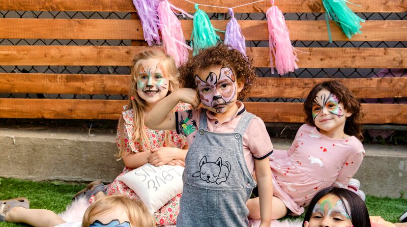 Crianças com pinturas faciais durante uma festa